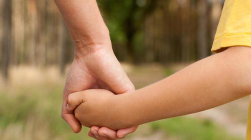 Niño atropellado tras soltarse de la mano de una mujer (video)