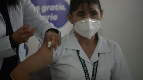 Magdalena Guevara, la primera persona vacunada en Guatemala
