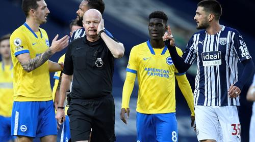 VAR: árbitro anula dos veces un gol en Inglaterra