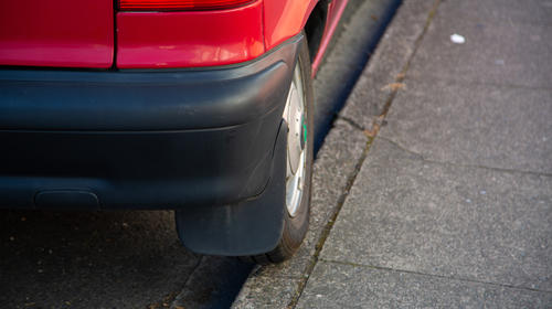 Estacionó mal su auto y un vecino indignado le dejó un mensaje