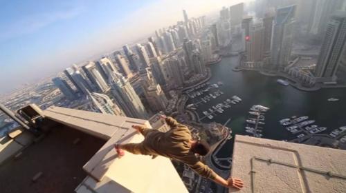 Acr&oacute;bata desaf&iacute;a a la muerte sobre los rascacielos de Dubai