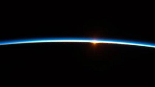 As&iacute; se mira un amanecer desde el espacio