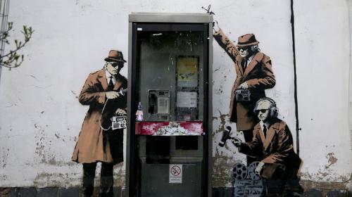 Banksy acepta la autor&iacute;a de famoso graffiti contra el espionaje