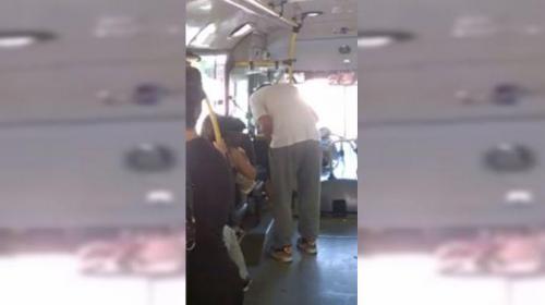 Dos estudiantes le regalaron sus zapatos a un ni&ntilde;o descalzo 