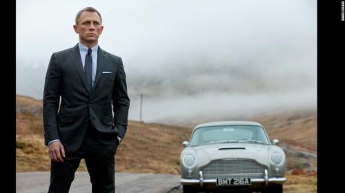 El Agente 007 cae en la tentaci&oacute;n de recibir una &ldquo;mordida&rdquo; en M&eacute;xico