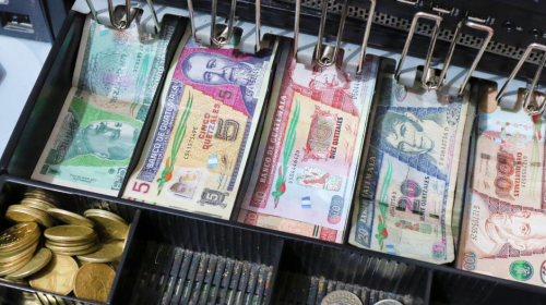 Migrantes vacían sus cuentas bancarias por temor a ser deportados