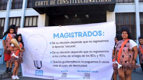 Inusual protesta contra magistrados de la CC