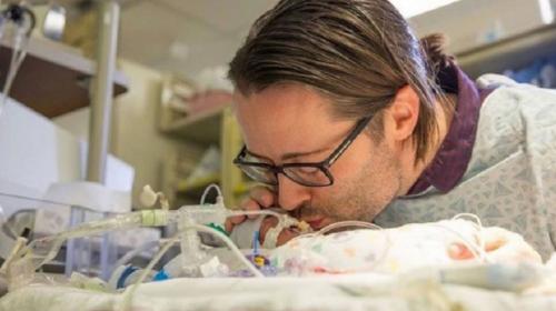 &iexcl;Conmovedor! Un padre le canta a su beb&eacute; "Blackbird" antes de morir