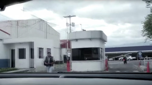 El video del reto del "puy&oacute;n" en el aeropuerto es un montaje