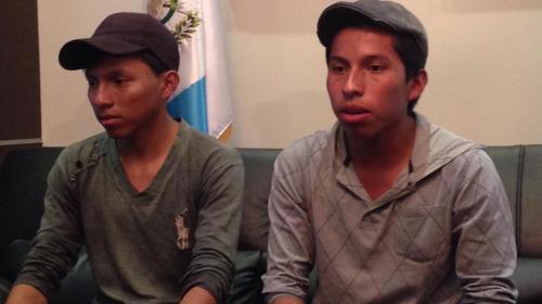 J&oacute;venes lustradores conmueven en redes y obtienen becas universitarias