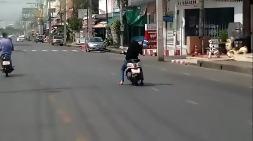 Hombre se queda dormido mientras conduce su motocicleta