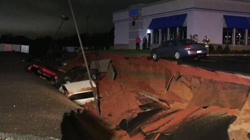 Agujero se "traga" 15 veh&iacute;culos en parqueo de Mississippi