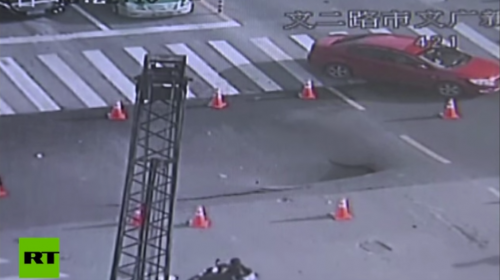 Polic&iacute;a evita tragedia al adelantarse a hundimiento en carretera