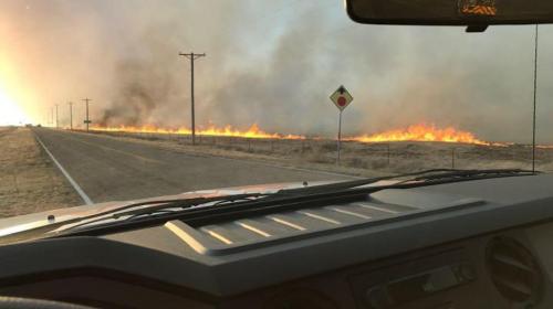 Voraz incendio consume todo en Kansas, excepto una residencia