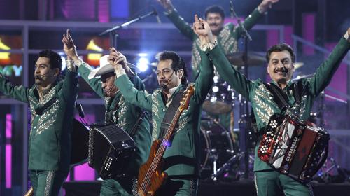 Vocalista de los Tigres del Norte cae del escenario y es hospitalizado