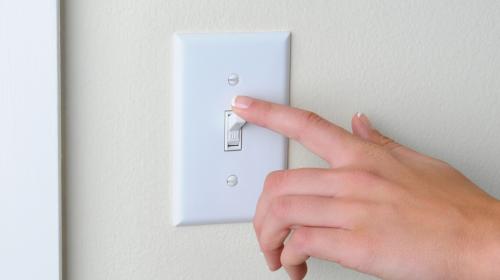 Limpia los interruptores de la luz para eliminar las bacterias