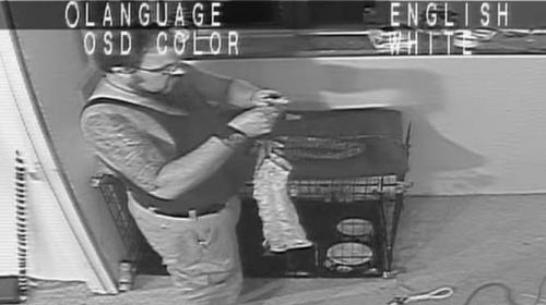 C&aacute;mara de seguridad capta a un asesino prepar&aacute;ndose para matar