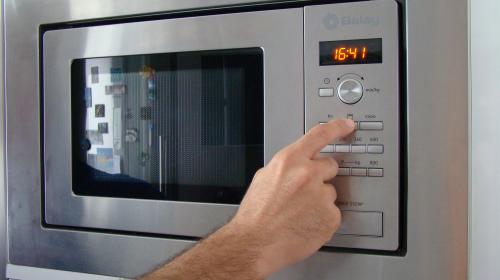 Esto pasa si abres el microondas antes de que termine el tiempo