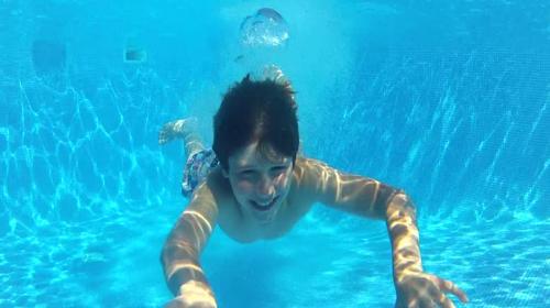 Esta es la raz&oacute;n por la que se te irritan los ojos en la piscina