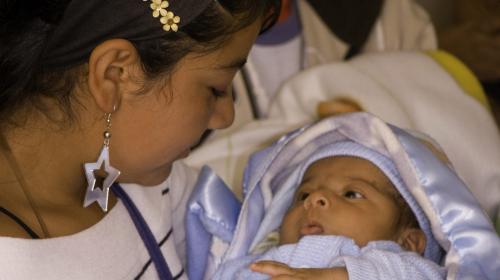 Ni&ntilde;as criando ni&ntilde;os: el problema de los embarazos adolescentes