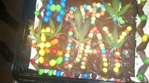 J&oacute;venes capturados por llevar un postre ilegal de cumplea&ntilde;os