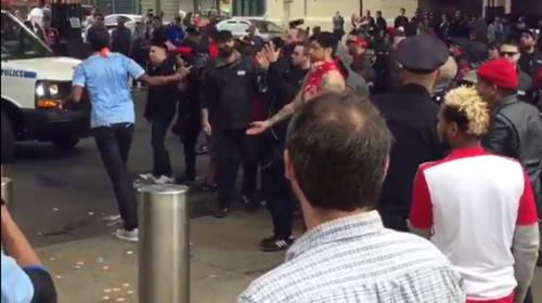 Brutal pelea entre fan&aacute;ticos del f&uacute;tbol que ni la polic&iacute;a puede parar