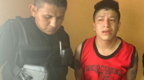 Presunto asesino de polic&iacute;a llora mientras es detenido por autoridades