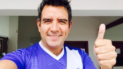 H&eacute;ctor Sandarti se pone la camiseta para apoyar a Guatemala