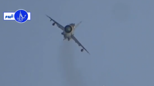 Videoaficionado filma cuando un avi&oacute;n caza lanza bomba cerca de &eacute;l