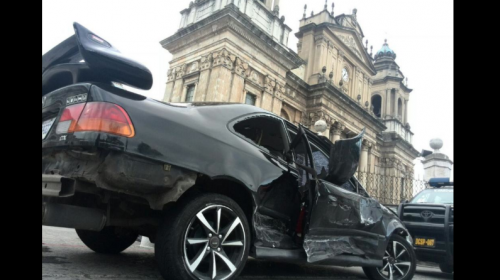 Piloto ebrio estrella auto en grader&iacute;o de Catedral Metropolitana 