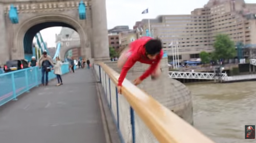 VIDEO: Un popular "youtuber" salta del puente de Londres y casi muere