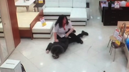 Un ladr&oacute;n es sorprendido por una vendedora que le impide huir