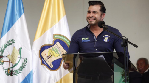 Neto Bran pide la bandera de Casa de Dios y as&iacute; le responde la gente