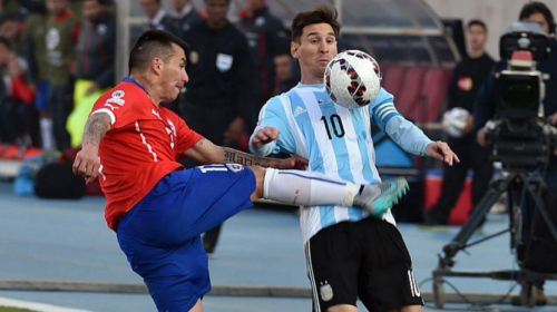 Argentina no olvida la patada de Medel a Messi en la final de 2015