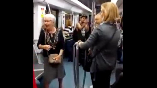 Una pareja de adultos mayores bailan al ritmo del hip hop en el metro