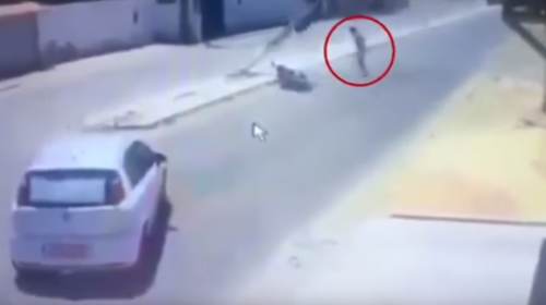 Motociclista sobrevive a un doble accidente en menos de un minuto