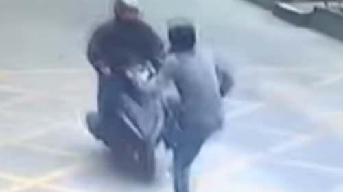 Víctima de robo derriba a un ladrón con una espectacular actuación