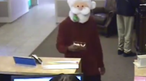 &iexcl;Ir&oacute;nico! Santa Claus roba un banco, pero antes reparte dulces