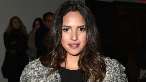 La hija de Ricardo Arjona regala juguetes a niños de escasos recursos