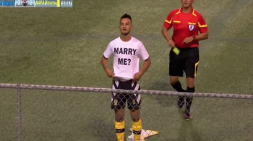 Futbolista pide matrimonio en pleno partido y recibe tarjeta amarilla