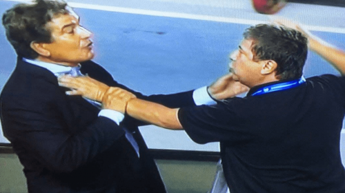 &iexcl;Pelea! As&iacute; se enfrentaron los t&eacute;cnicos "El Bolillo" G&oacute;mez y Pinto