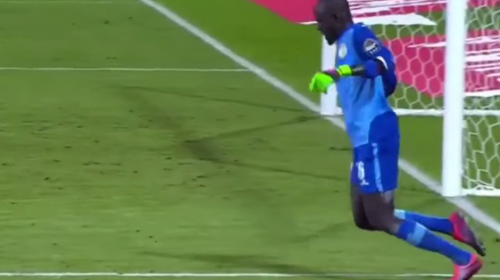 Un portero hace ridícula simulación para ganar tiempo en un partido