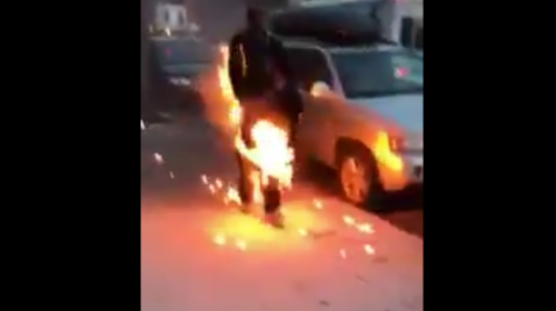 Un hombre camina sin problemas mientras se prende fuego 