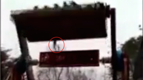 Graban el momento en el que una adolescente cae de un juego mec&aacute;nico