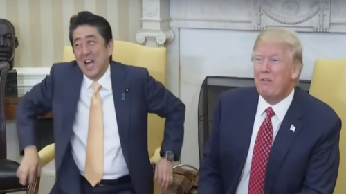 El inc&oacute;modo apret&oacute;n de manos de Trump al Primer Ministro japon&eacute;s