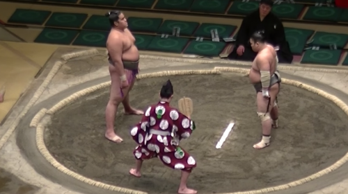 Pelea de sumo termina en menos de cinco segundos con terrible nocaut