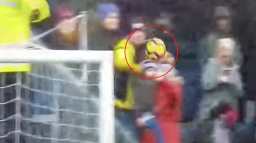 Oportuna atajada evit&oacute; que bal&oacute;n golpeara a beb&eacute; en la Premier League