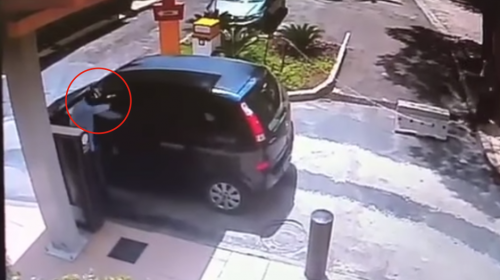 Cámaras graban cuando un asaltante es asesinado en un autoservicio