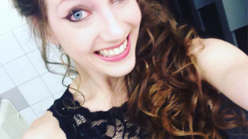 Maestra que tuvo intimidad con alumno, incursiona en cine para adultos