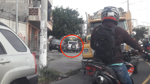 Este conductor imprudente se ganó tres multas por esta maniobra